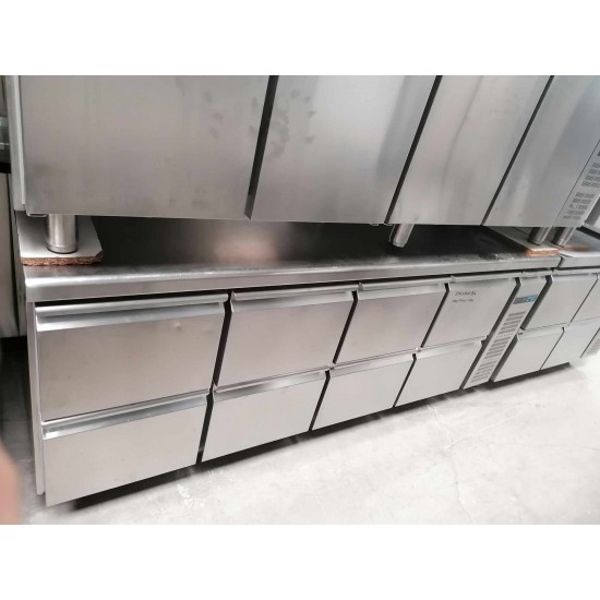 Μεταχειρισμένο Ψυγειο Πάγκος με Οχτώ Συρτάρια Μάρκας GINOX με εξωτερικό Μοτέρ 204Χ70Χ86